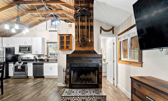 Julian House | Charming 1BR Cabin with Kids' Loft in Julian