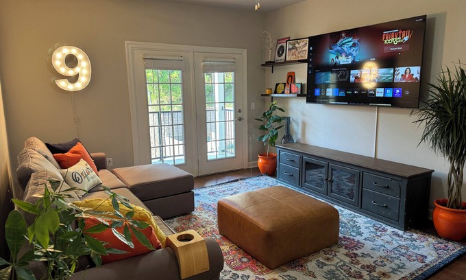 Oxford Condo | Charming 2/2 condo. Fresh, new, cozy, & eclectic. Walk 2 campus. Happy place.