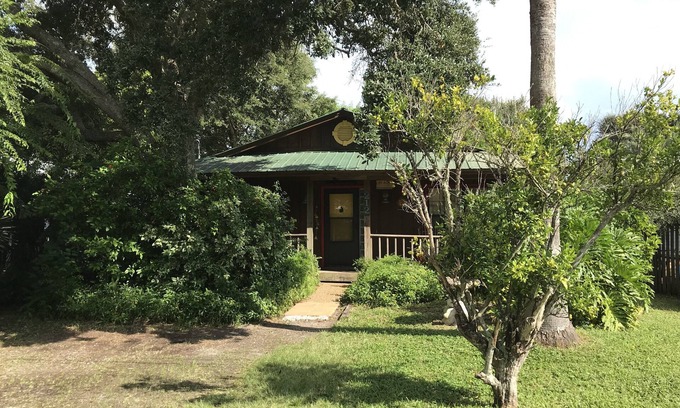 St. Augustine Beach Cottage | CHARMING 2/2 COTTAGE JUST A SHORT WALK TO THE BEACH/PET FRIENDLY/WIFI