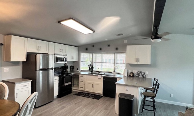 Naples House | Charming 2-bed 2-bath fully remodeled mobile home in Naples near Marco Island.