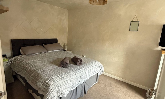 Long Itchington House | Charming 2-Bed Bungalow in Peaceful Village Countryside Escape