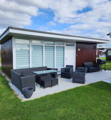 Selsey Apartment | Charming 2-Bed Chalet