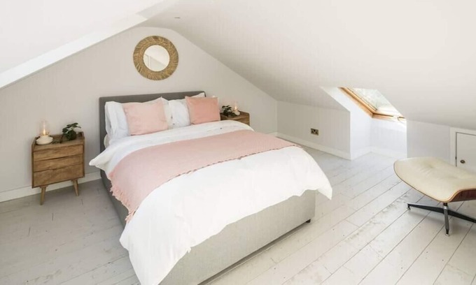 Colville House | Charming 2 Bed Cottage with Romantic Loft