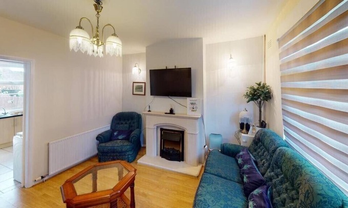 Northfield House | Charming 2 bed home near station in Northfield Birmingham