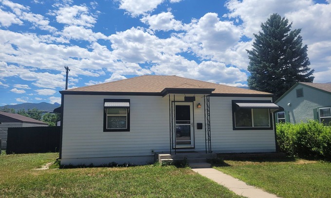 Pleasant Valley House | Charming 2-bedroom house next to the Garden of the Gods Entrance in the OCC