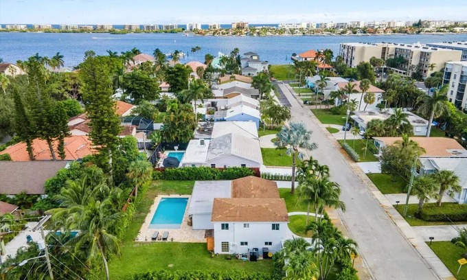 Island Estates House | Charming 2-bedroom house in amazing Lake Worth Beach with WiFi, AC, private pool