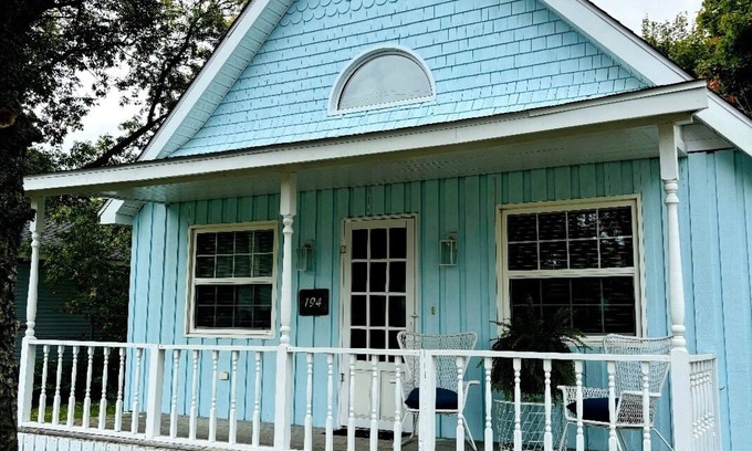 Pointe-du-Chene Cottage | Charming 2-bedroom cottage with AC in Pointe-du-Chêne
