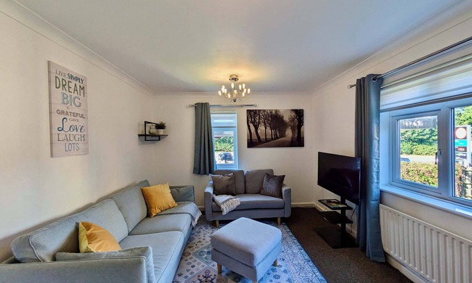 Bromley Common and Keston Apartment | Charming 2-Bedroom Flat in London