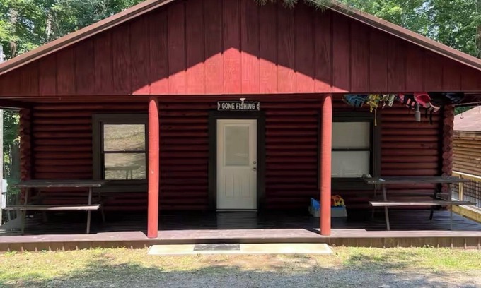 Russell Springs Cabin | Charming 2-bedroom well equipped cabin at Lake Cumberland Marina,RussellSprings