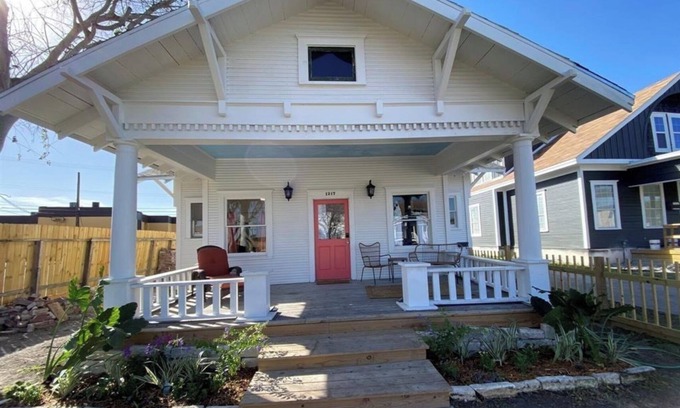 Central City House | Charming 2 Bedroom House & Rear Apt 1/1 with CC Bay View!