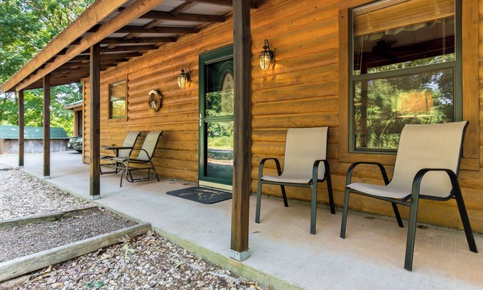 Eureka Springs Cabin | Charming 2-bedroom cabin with WiFi, AC in peaceful Eureka Springs