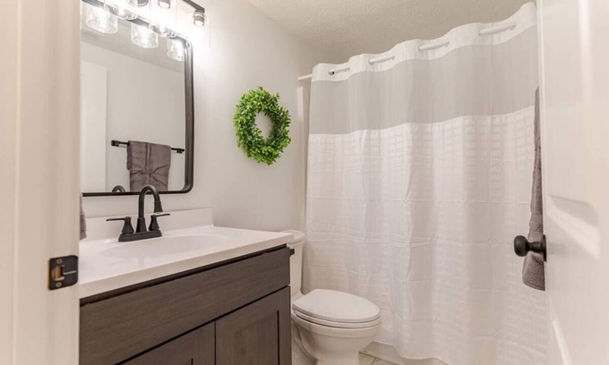 Elizabethtown House | Charming 2-bedroom house in Elizabethtown with WiFi and AC