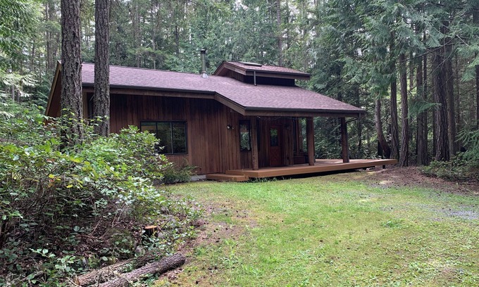 Roche Harbor Cabin | Charming 2-bedroom cabin on private lot near Roche Harbor with Wi-Fi