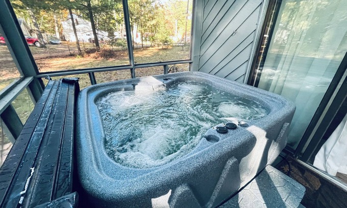 Prudenville Cottage | Charming 2-bedroom cottage in welcoming Houghton Lake with Hot Tub, AC, WiFi
