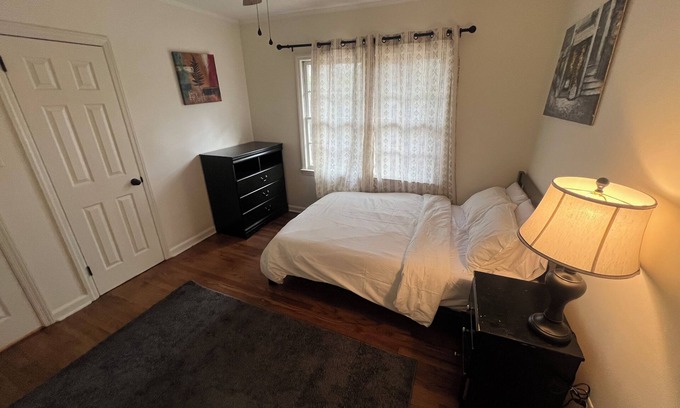 Hardwick House | Charming 2-bedroom house in terrific Milledgeville with WiFi, AC