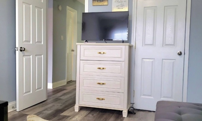 Sandy Springs House | Charming 2-bedroom townhome in Sandy Springs with fitness room, AC