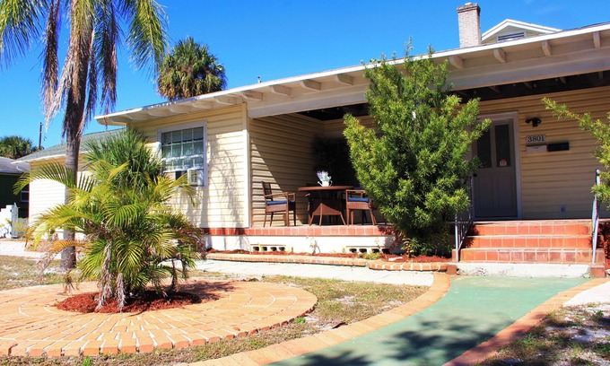 United Central Apartment | Charming 2-bedroom apartment with shared Pool, frontyard WiFi, AC