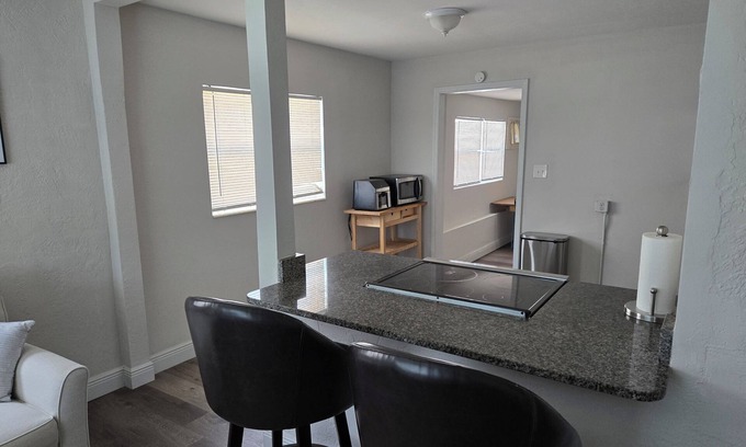 United Central House | Charming 2-bedroom house with WiFi, AC in enchanting St. Petersburg near it all!