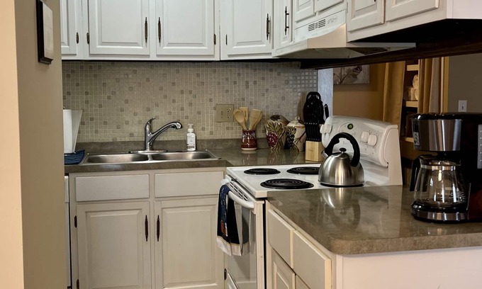 Mentor House | Charming 2 Bedroom 1 Bath First Floor Ranch Condo