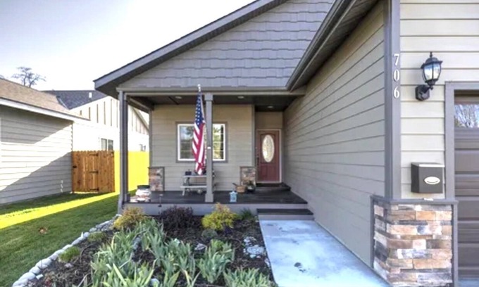 Hamilton House | Charming 2 Bedroom/2 Bath Hot Tub Garden Home with Central Air/Heat in Hamilton
