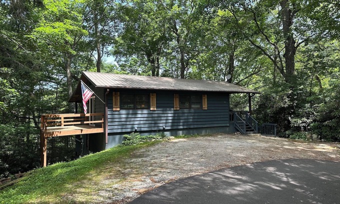 Mirror Lake Cottage | Charming 2-bedroom 2-bath cottage near town in Highlands
