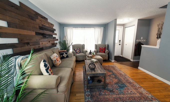 Guelph House | Charming 2-Bedroom, 4 Guests + Free Parking and Wi-Fi