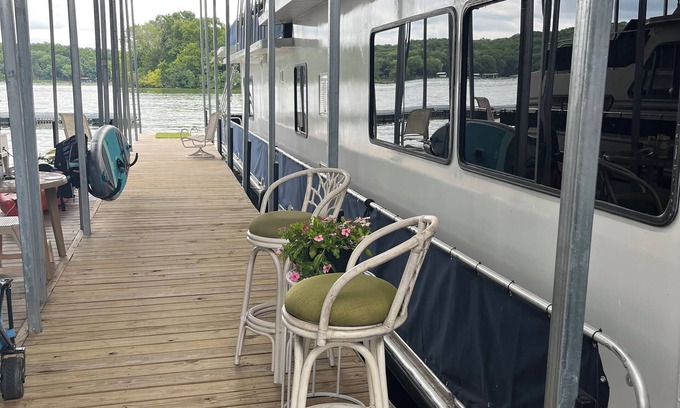 Mount Juliet Boat Rental | Charming 2-bedroom 80’ Houseboat with AC, WiFi in enchanting Mt. Juliet