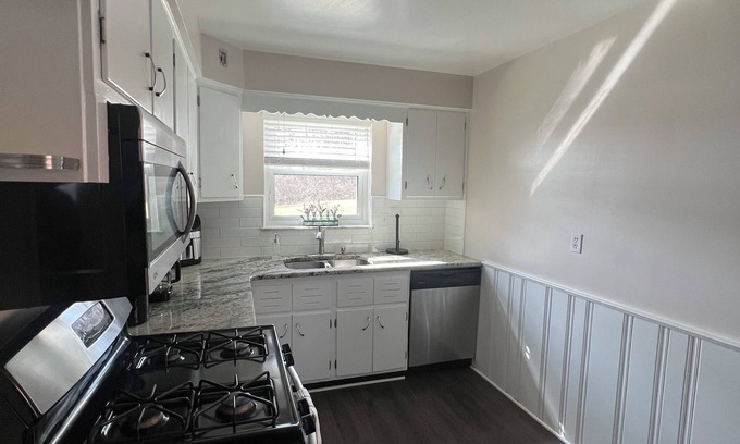 Roselawn Finance Apartment | Charming 2-Bedroom Apartment in Cincinnati
