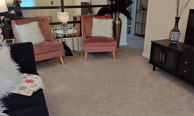 Portsmouth Apartment | Charming 2-bedroom apartment with WiFi, AC in Portsmouth. Close to Rivers Casino