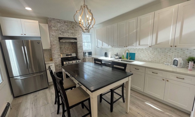 Union City Apartment | Charming 2-bedroom apartment with LAUNDRY & BACKYARD next to Manhattan!