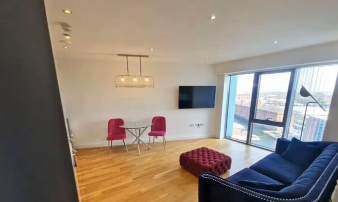 The Docks Apartment | Charming 2-bedroom apartment in delightful Liverpool with WiFi
