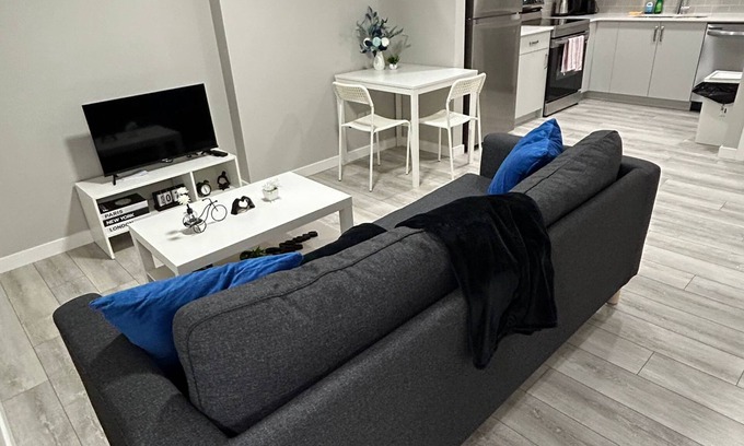 Calgary Apartment | Charming 2-bedroom apartment in fabulous Calgary with WiFi, AC