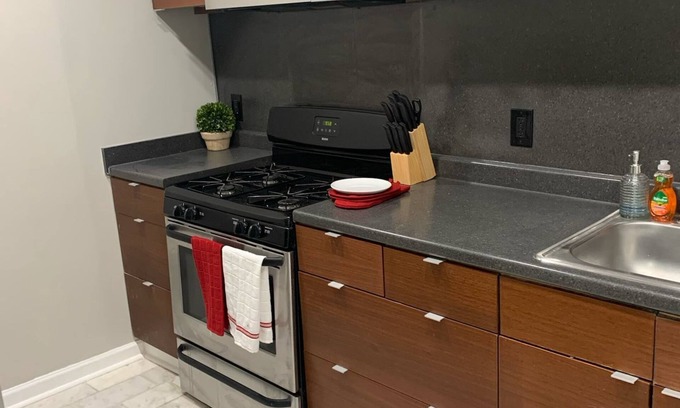 Peachtree Center Apartment | Charming 2-bedroom apartment with AC, WiFi with Pool Access 1808