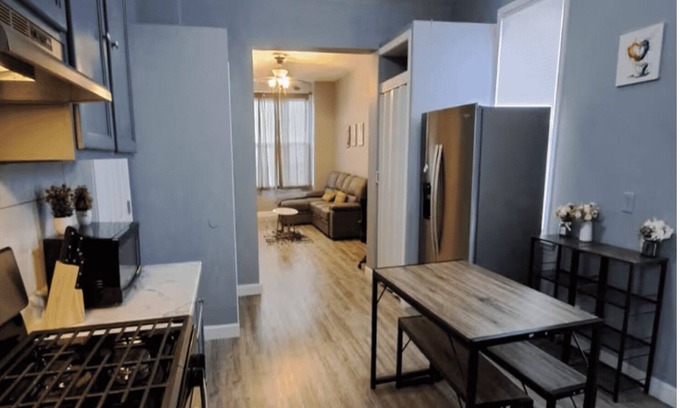 North Center Apartment | Charming 2-bedroom apartment in Roscoe Village/Free Washer/Dryer/WiFi