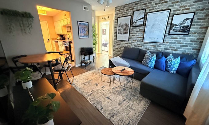 Uptown Apartment | Charming 2-bedroom apartment in delightful Memphis with WiFi, AC
