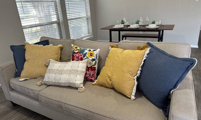 Sherman Apartment | Charming 2-bedroom apartment in brilliant Sherman with WiFi, AC