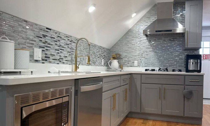 St. Marks Apartment | Charming 2-bedroom apartment with AC, WiFi in marvelous Boston, close downtown