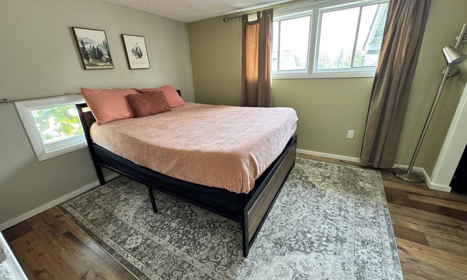 Sumner Apartment | Charming 2-bedroom apartment in downtown Sumner with AC