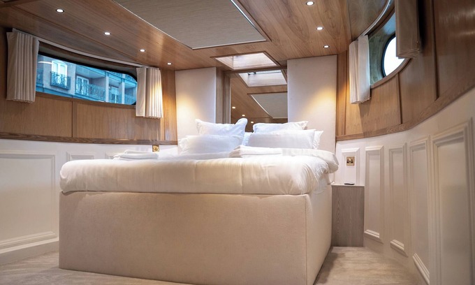 Liverpool Boat Rental | Charming 2-bedroom boat with WiFi, AC in lovely Liverpool