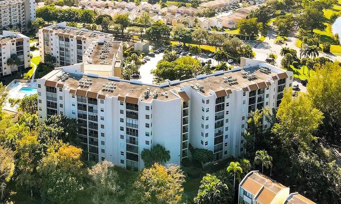 Inverrary Condo | Charming 2-bedroom condo with AC, fitness, jacuzzi swimming pool.
