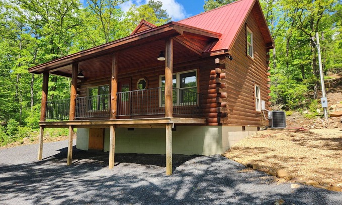 Dennard Cabin | Charming 2-bedroom cabin on Little Red River with WiFi, AC in serene Marshall