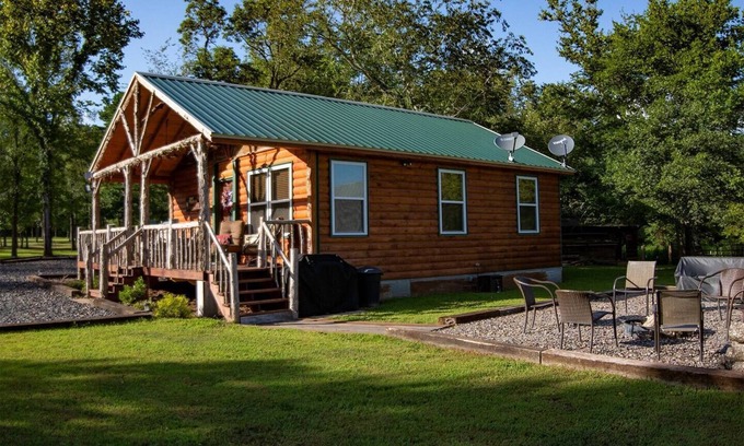 Pine Ridge Cabin | Charming 2-bedroom cabin with loft, Starlink internet, near 4x4 trails & river