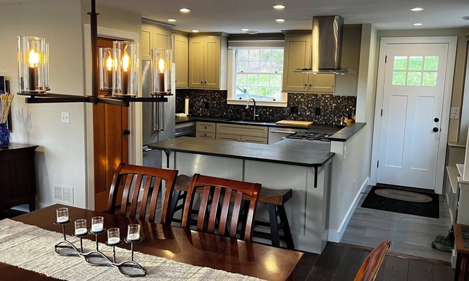 Woodstock House | Charming 2-bedroom Cottage in welcoming Woodstock with "Chef's Kitchen"