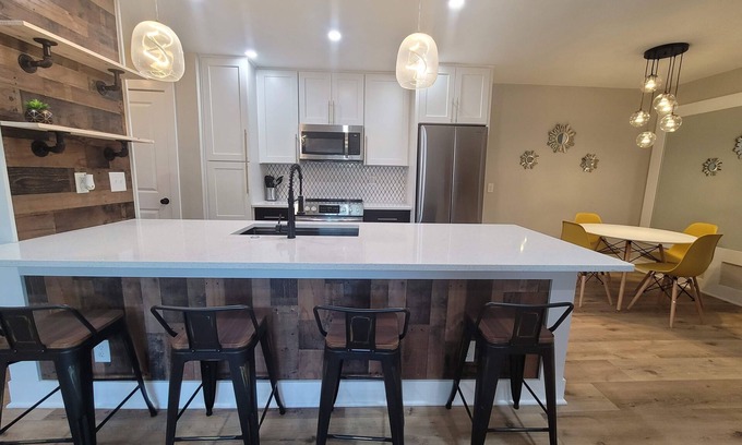 Carrboro Condo | Charming 2-bedroom condo in welcoming Carrboro with fitness center, pool, Wi-Fi