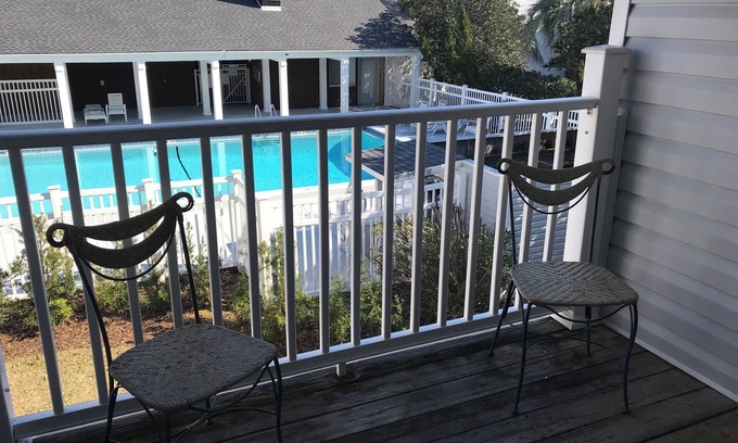 Shalimar Condo | Charming 2-bedroom condo w/AC Shalimar's best kept secret - Walk to sunset