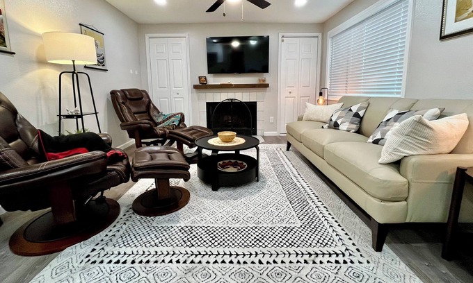 Tukwila Condo | Charming 2-bedroom condo near SeaTac airport