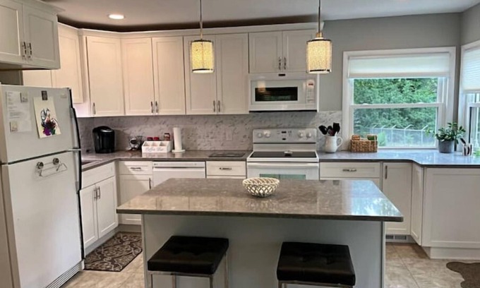 Northwest Akron House | Charming 2-bedroom dog friendly house in lovely Akron