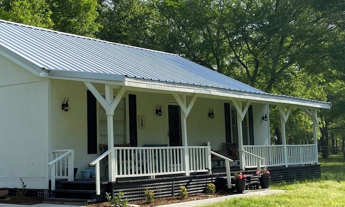 Navasota Other | Charming 2-bedroom farmhouse in gorgeous Waller with WiFi, AC
