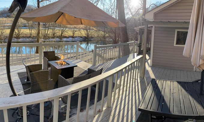 Hiltons Cabin | Charming 2-bedroom fishing cabin in brilliant Gate City with AC, WiFi