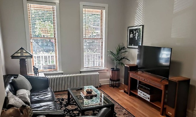 Sheffield and DePaul Apartment | Charming 2 Bedroom Flat in heart of Lincoln Park